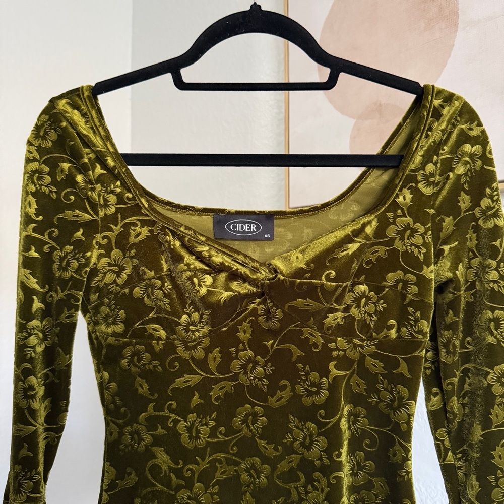 Cider Velvet Sweetheart Twist Floral Bell
Sleeve Mini Dress - Picture 7 of 11